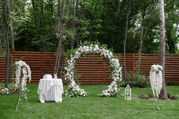 Круглая Свадебная Арка Украшенная Белыми Розовыми Цветами Зелеными Наружными Помещениями — стоковое фото