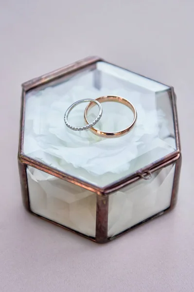 Zwei Goldene Eheringe Glasbox Auf Dem Tisch Kopierraum Hochzeitskonzept — Stockfoto