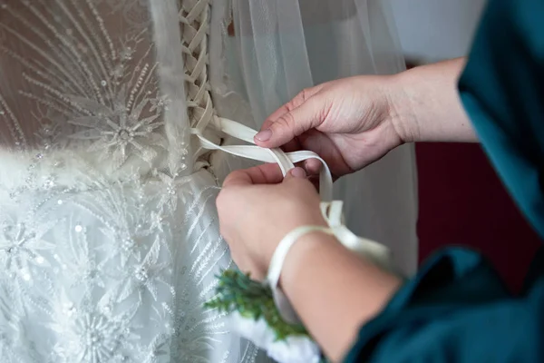 Dama Honra Ajudando Fixar Vestido Noiva Espaço Cópia Noiva Vestido — Fotografia de Stock