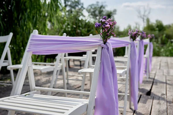 Белые Свадебные Стулья Свежими Цветами Фиолетовой Тканью Обе Стороны Арки — стоковое фото