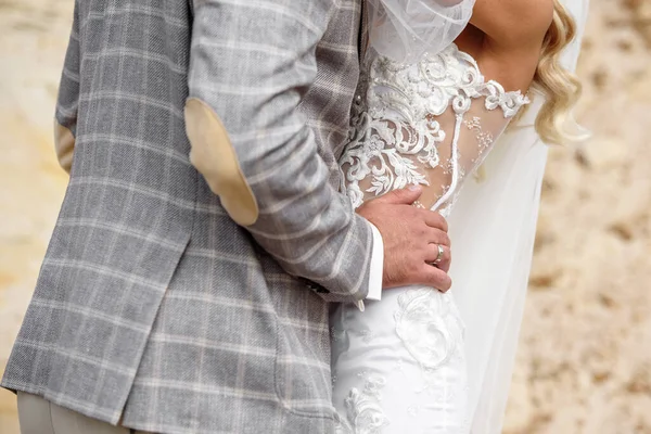 Feliz Pareja Boda Abrazándose Ceremonia Aire Libre Espacio Para Copiar — Foto de Stock