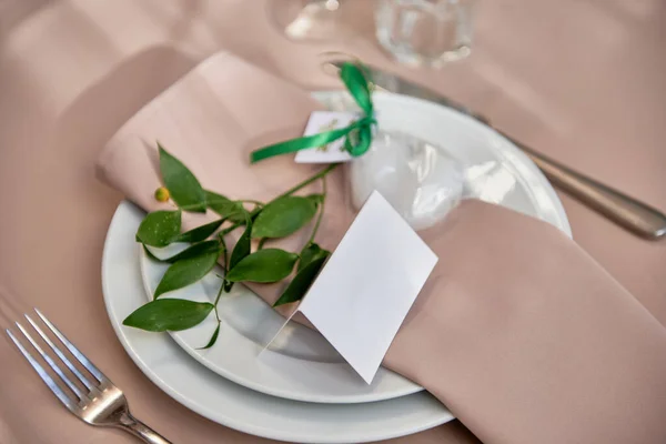 テーブルの上にプレート ベージュナプキンと刃物でテーブルセッティング コピースペース 結婚式のレセプションに設定場所 レストランでの結婚式の宴会のテーブル ロイヤリティフリーのストック写真