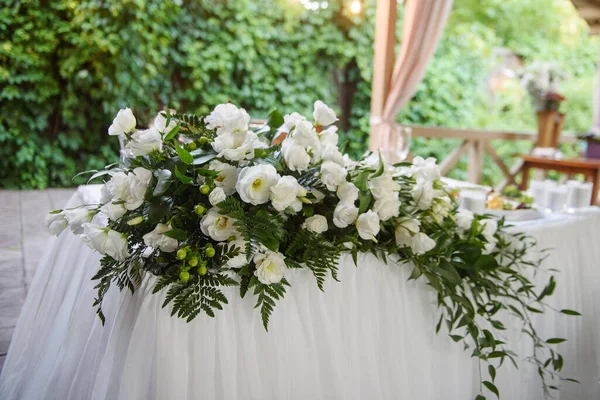 Belo Arranjo Floral Flores Brancas Vegetação Mesa Casamento Restaurante Espaço — Fotografia de Stock
