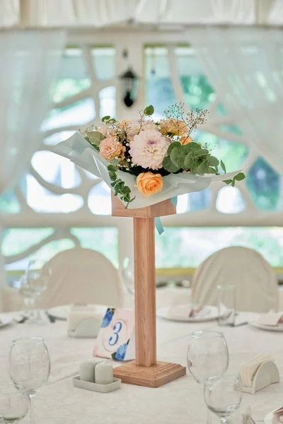 餐厅的婚宴桌上摆满了美丽的玫瑰花和绿叶 复制空间 奢华的婚礼装饰 表格设置 — 图库照片