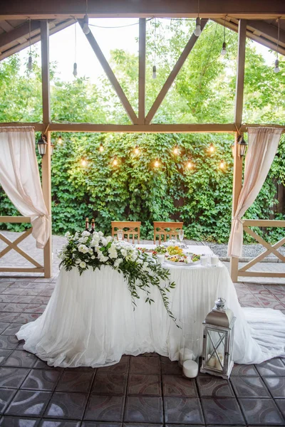 レストランで結婚式の保険料は スペースをコピーします キャンドル 白い布で新婚旅行のための宴会テーブル ラッシュフラワーアレンジメント 豪華な結婚式の装飾 ロイヤリティフリーのストック写真