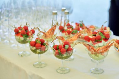 Açık havada lüks düğün resepsiyonunda abur cubur, kanepe, sandviç ve aperatif masası, fotokopi odası. Yemek servisi. Yemek masası.