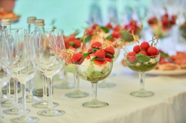 Açık havada lüks düğün resepsiyonunda abur cubur, kanepe, sandviç ve aperatif masası, fotokopi odası. Yemek servisi. Yemek masası.