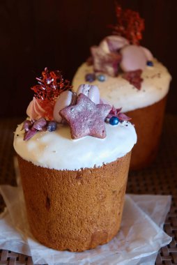 Koyu arkaplanda kremalı paskalya pastası, badem kurabiyesi ve şekerle süslenmiş, kopyalama alanı. Mutlu Paskalyalar. Kulich 