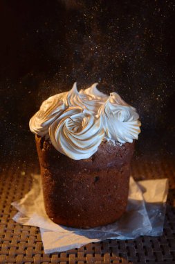 Koyu arkaplanda kremalı Paskalya pastası, kopyalama alanı. Mutlu Paskalyalar. Kulich 