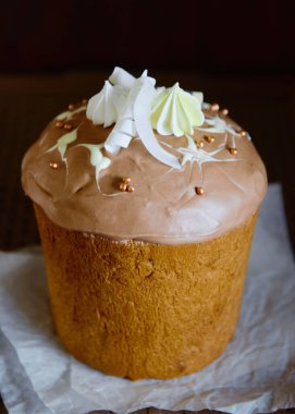 Koyu arkaplanda kremalı paskalya pastası, kopyalama alanı. Mutlu Paskalyalar. Kulich 