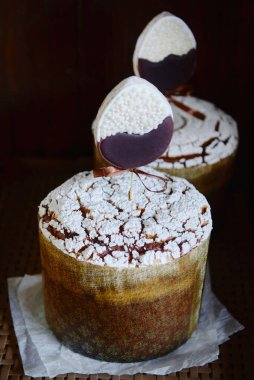 Paskalya pastası, arka planda bisküvi yumurtası ile süslenmiş, kopyalama alanı. Mutlu Paskalyalar. Kulich 
