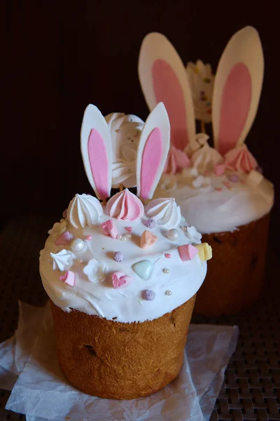 Geglazuurde Paastaart Versierd Met Konijnenoren Koekjes Suiker Glazuur Meringues Donkere — Stockfoto