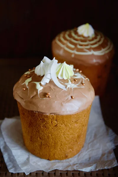 Bolo Páscoa Vitrificado Decorado Com Merengue Fundo Escuro Espaço Cópia — Fotografia de Stock