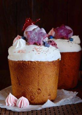 Koyu arkaplanda kremalı paskalya pastası, badem kurabiyesi ve şekerle süslenmiş, kopyalama alanı. Mutlu Paskalyalar. Kulich 