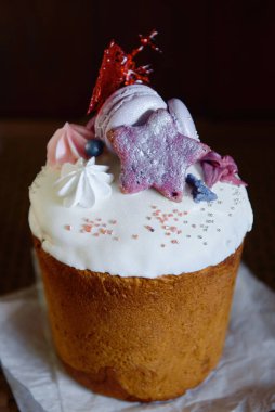 Koyu arkaplanda kremalı paskalya pastası, badem kurabiyesi ve şekerle süslenmiş, kopyalama alanı. Mutlu Paskalyalar. Kulich 