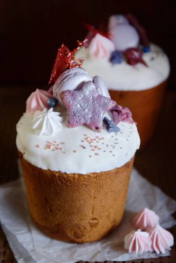 Koyu arkaplanda kremalı paskalya pastası, badem kurabiyesi ve şekerle süslenmiş, kopyalama alanı. Mutlu Paskalyalar. Kulich 
