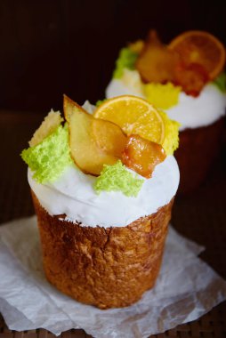 Kurumuş portakalla süslenmiş paskalya pastası ve arka planda armut dilimleri, kopyalama alanı. Mutlu Paskalyalar. Kulich 