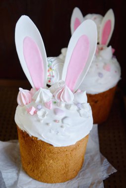 Tavşan kulaklı kurabiyelerle süslenmiş jöleli paskalya pastası, şeker kreması ve koyu arkaplanda kremalar, fotokopi alanı. Mutlu Paskalyalar. Kulich 