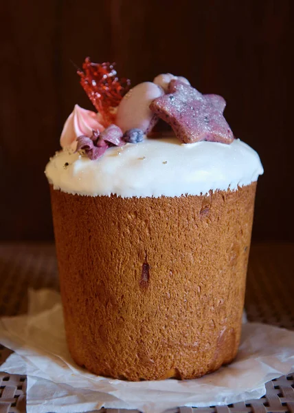 Geglazuurde Paastaart Versierd Met Meringues Macarons Snoepjes Donkere Achtergrond Kopieer — Stockfoto