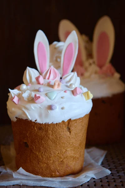 Prosklené Velikonoční Dort Zdobený Králičí Uši Sušenky Cukrová Poleva Meringues — Stock fotografie
