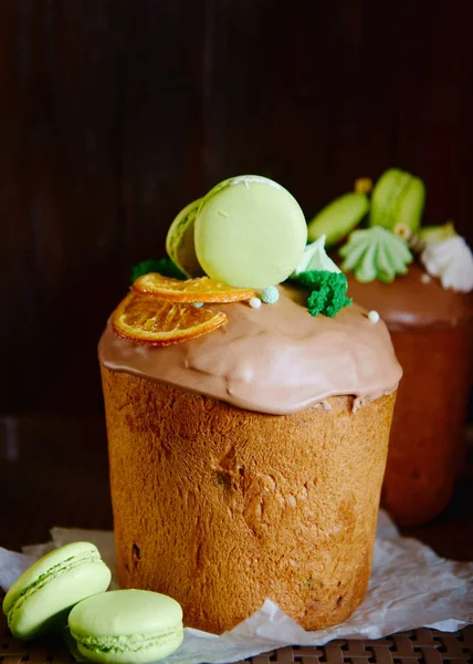 Geglazuurde Paastaart Versierd Met Macarons Gedroogde Sinaasappelschijfje Snoepjes Donkere Achtergrond — Stockfoto