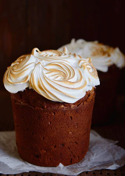 Bolo Páscoa Festivo Decorado Com Merengue Fundo Escuro Espaço Cópia — Fotografia de Stock