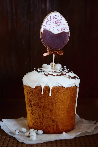 Geglazuurde Paastaart Versierd Met Biscuit Mini Chocolade Snoepjes Donkere Achtergrond — Stockfoto
