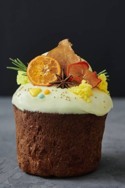 Kurumuş portakalla süslenmiş paskalya pastası ve arka planda armut dilimleri, kopyalama alanı. Mutlu Paskalyalar. Kulich 