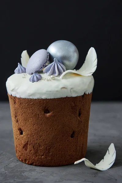 Geglazuurde Paastaart Versierd Met Meringues Macarons Snoepjes Donkere Achtergrond Kopieer — Stockfoto