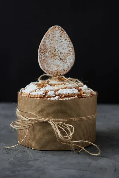 Bolo Páscoa Decorado Com Ovo Biscoito Fundo Escuro Espaço Cópia — Fotografia de Stock