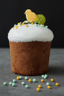 Yuvada kuşla süslenmiş jöleli paskalya pastası, arka planda çiçekler ve şekerler, kopyalama alanı. Mutlu Paskalyalar. Kulich 