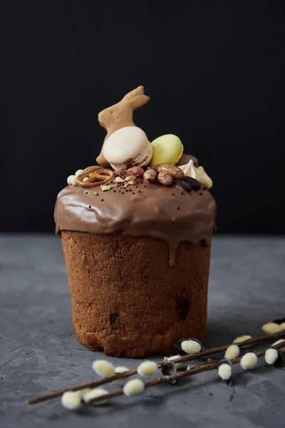 Geglazuurde Chocolade Paastaart Versierd Met Macarons Biscuit Konijn Snoepjes Wilgenbloemen — Stockfoto