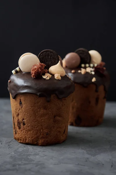 Bolo Páscoa Chocolate Vitrificado Decorado Com Macaroons Doces Fundo Escuro — Fotografia de Stock
