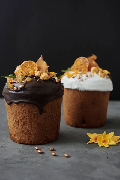 Geglazuurde Chocolade Paastaart Versierd Met Gedroogde Sinaasappel Peer Plakjes Donkere — Stockfoto
