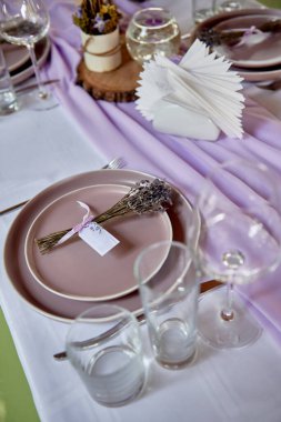 Masa seti, köpüklü şarap bardakları, tabak ve çatal bıçak takımı, kopyalama alanı. Düğün resepsiyonunda. Restoranda düğün yemeği için servis edilen masa.