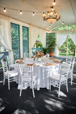 Masa seti, köpüklü şarap bardakları, kahverengi peçeteli tabak ve açık masa çatal bıçak takımı, fotokopi alanı. Düğün resepsiyonunda. Restoranda düğün yemeği için servis edilen masa.