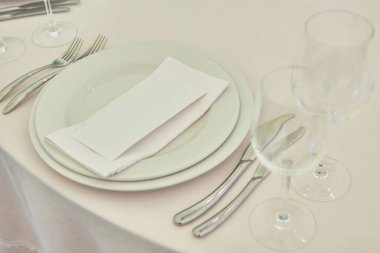 Masa seti, köpüklü şarap bardakları, beyaz peçeteli tabak ve çatal bıçak takımı, fotokopi alanı. Düğün resepsiyonunda. Restoranda düğün yemeği için servis edilen masa.