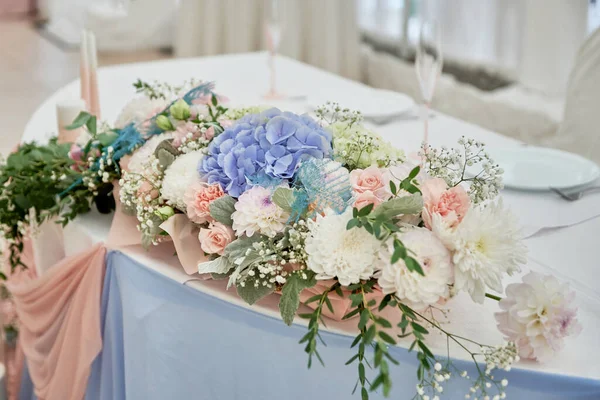 Schöne Blumenarrangements Aus Weißen Blumen Und Grün Auf Dem Hochzeitstisch — Stockfoto