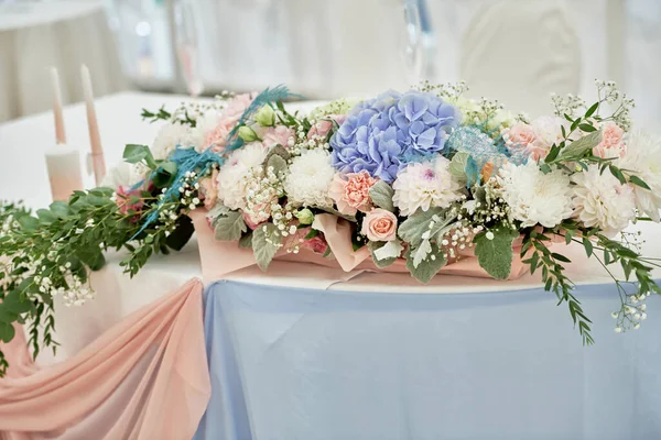 Üppige Blumenarrangements Auf Dem Hochzeitstisch Restaurant Kopierraum Luxuriöse Hochzeitsdekorationen Banketttisch — Stockfoto