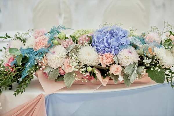 Lush Floral Arrangement Wedding Table Restaurant Copy Space Luxury Wedding — Stock Photo, Image