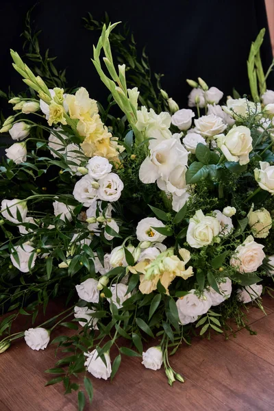 Belo Arranjo Floral Flores Brancas Vegetação Chão Restaurante Espaço Cópia — Fotografia de Stock
