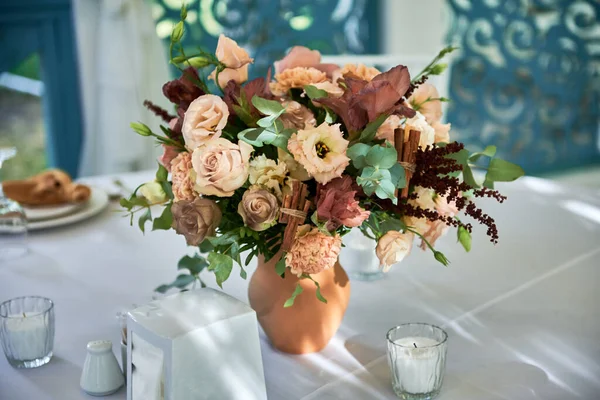 Belo Arranjo Floral Flores Rosa Vegetação Mesa Casamento Restaurante Espaço — Fotografia de Stock