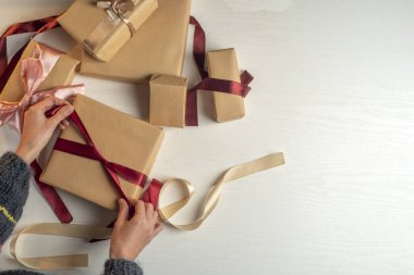 El işi kağıdına sarılmış bir hediye. Paketleme işlemi. Hazırlık.