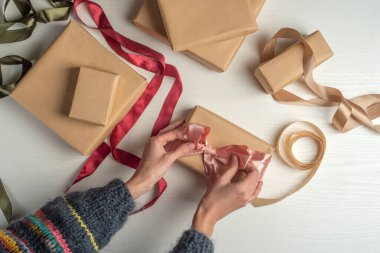 El işi kağıdına sarılmış bir hediye. Paketleme işlemi. Hazırlık.