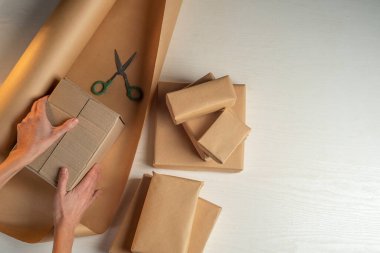 El işi kağıdına sarılmış bir hediye. Paketleme işlemi. Hazırlık.