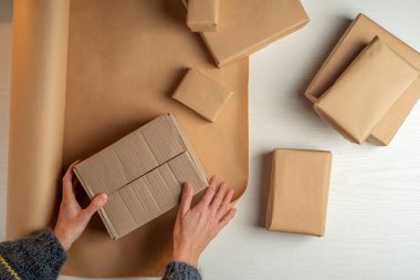 El işi kağıdına sarılmış bir hediye. Paketleme işlemi. Hazırlık.