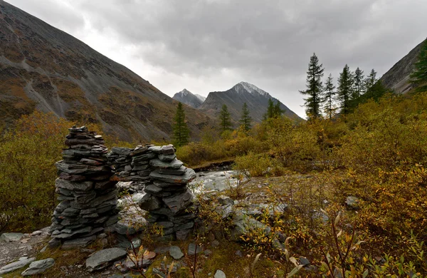 Каменная куча в горах Алтая — стоковое фото