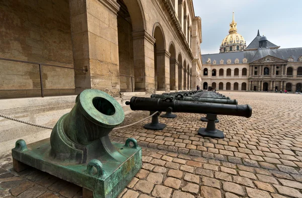 Gamla kanoner på domstolen av Armémuseum, paris — Stockfoto