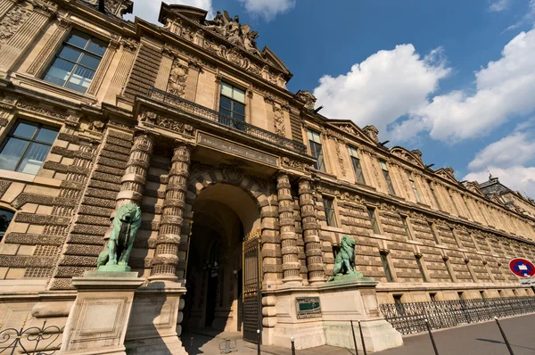 Portão do Leão do Museu do Louvre em Paris — Fotografia de Stock