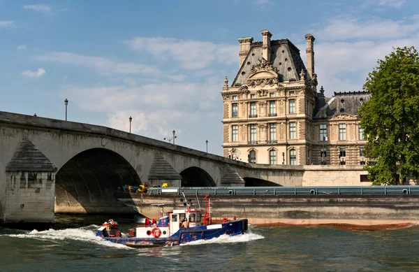 Zobrazit v muzeu louvre od Seiny v Paříži — Stock fotografie